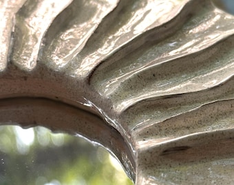 Handgemaakte geplooide keramische spiegel – sculpturale golvende lijst voor wanddecoratie of badkamer