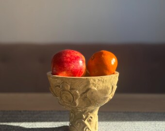 Handgefertigte Keramikstandschale: Rustikales Blumenherbst-Mittelstück