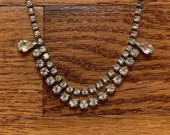 Gargantilla de 14" de 1950, redonda, con diamantes de imitación en forma de lágrima y cierre plegable, plateada, estilo Hollywood, para cóctel.