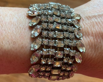Pulsera Hollywood de los años 50, 3,8 cm de ancho x 18 cm de largo, con incrustaciones de diamantes de imitación redondos, talla esmeralda y marqués, cierre de broche plegable y cadena de seguridad, plateada.