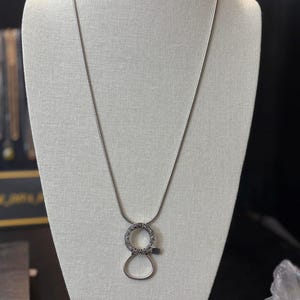 Brighton Long Silver Tone Necklace Scroll Circle Pendant Pre-Owned As Is Bild 6