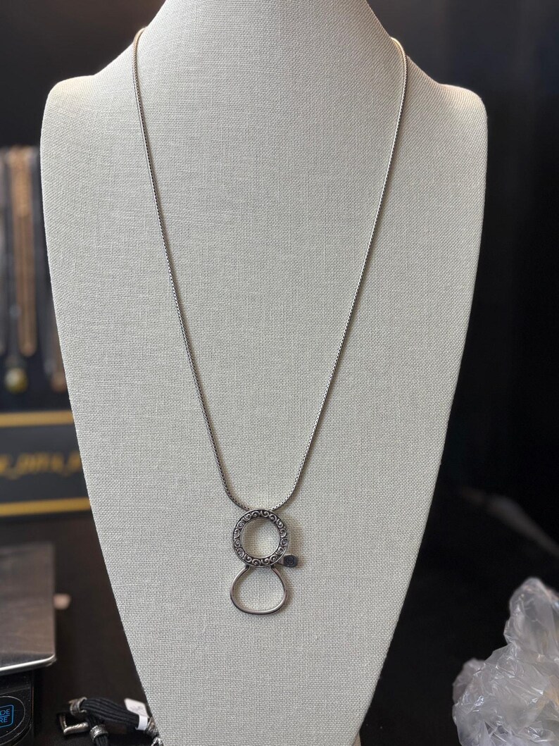 Brighton Long Silver Tone Necklace Scroll Circle Pendant Pre-Owned As Is Bild 6