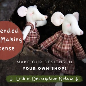 Puede incluir: Dos mu&ntilde;ecos de rat&oacute;n de tela blanca con orejas y mejillas rosadas, vestidos con trajes de cuadros marrones. El texto dice: Extended Toy Making License, MAKE OUR DESIGNS IN YOUR OWN SHOP!, Link in Description Below. Los ratones est&aacute;n en un hueco oscuro.