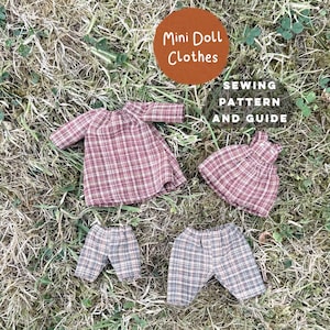 Könnte beinhalten: Ein Set aus Miniatur-Puppenkleidung, bestehend aus einem langärmeligen karierten Kleid, einem karierten Rock und zwei karierten Hosen. Das Bild enthält den Text Mini Doll Clothes SEWING PATTERN AND GUIDE in weißen und orangen Kreisen.