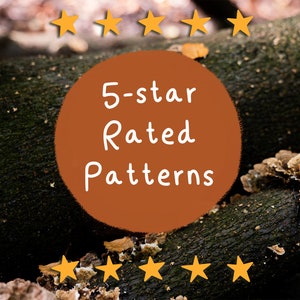 Puede incluir: Un gr&aacute;fico circular de color naranja quemado con el texto blanco 5-star Rated Patterns, superpuesto sobre un tronco de &aacute;rbol oscuro y texturizado con peque&ntilde;os hongos de estante de color claro en la corteza, con diez iconos de estrellas amarillas.