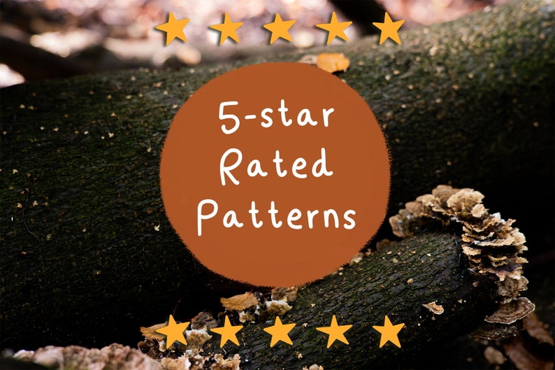 Puede incluir: Un gr&aacute;fico circular de color naranja quemado con el texto blanco 5-star Rated Patterns, superpuesto sobre un tronco de &aacute;rbol oscuro y texturizado con peque&ntilde;os hongos de estante de color claro en la corteza, con diez iconos de estrellas amarillas.