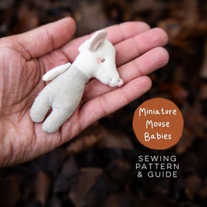 Può includere: Una piccola bambola topo in tessuto con testa bianca e corpo beige chiaro. Accanto alla bambola c'è un grafico circolare marrone con il testo Miniature Mouse Babies SEWING PATTERN & GUIDE scritto in lettere bianche e chiare.