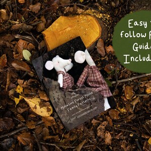 Puede incluir: Un folleto rectangular titulado Miniature Forest Mouse Family Patterns que muestra dos mu&ntilde;ecos de rat&oacute;n de tela blanca con ropa de cuadros rojos y marrones. Un gr&aacute;fico circular verde en la portada indica Easy to follow PDF Guide Included!