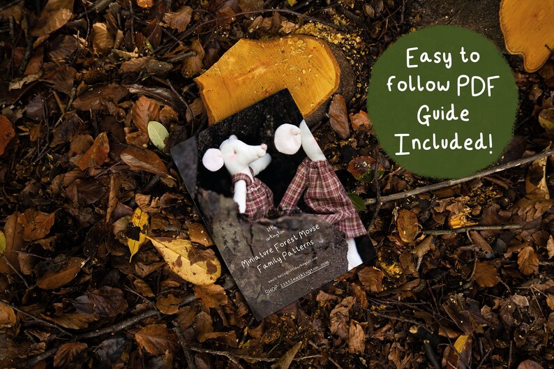 Puede incluir: Un folleto rectangular titulado Miniature Forest Mouse Family Patterns que muestra dos mu&ntilde;ecos de rat&oacute;n de tela blanca con ropa de cuadros rojos y marrones. Un gr&aacute;fico circular verde en la portada indica Easy to follow PDF Guide Included!