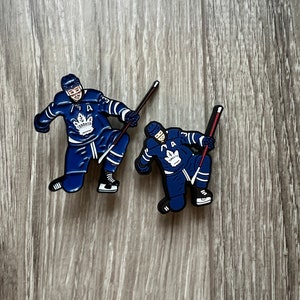 Auston Jerseys Clog Charme und Emaille Pins Toronto Maple Leafs perfekte Strumpffüller (Kaufen Sie 5 und erhalten Sie 1 gratis)