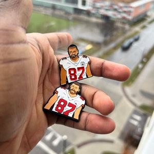 Dijes de zuecos y pin de esmalte suave de Travis Kelce, dije de edición limitada para el ala cerrada de los Kansas City Chiefs, compre 5 y obtenga 1 gratis