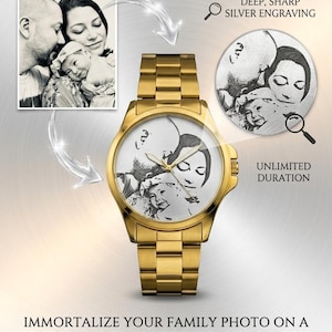 Puede incluir: Un reloj de pulsera dorado con una foto familiar grabada a medida en la esfera. El reloj tiene una correa dorada y una esfera redonda. La imagen muestra una foto familiar en blanco y negro. El texto en la imagen dice "IMMORTALIZE YOUR FAMILY PHOTO ON A CUSTOM SILVER-PLATE ENGRAVED WATCH."