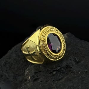 Aangepaste bisschopsring, christelijke ring, gouden kruisring, gepersonaliseerde 18K gouden bisschopsring met kruis en edelsteen – aangepaste naamtitelring