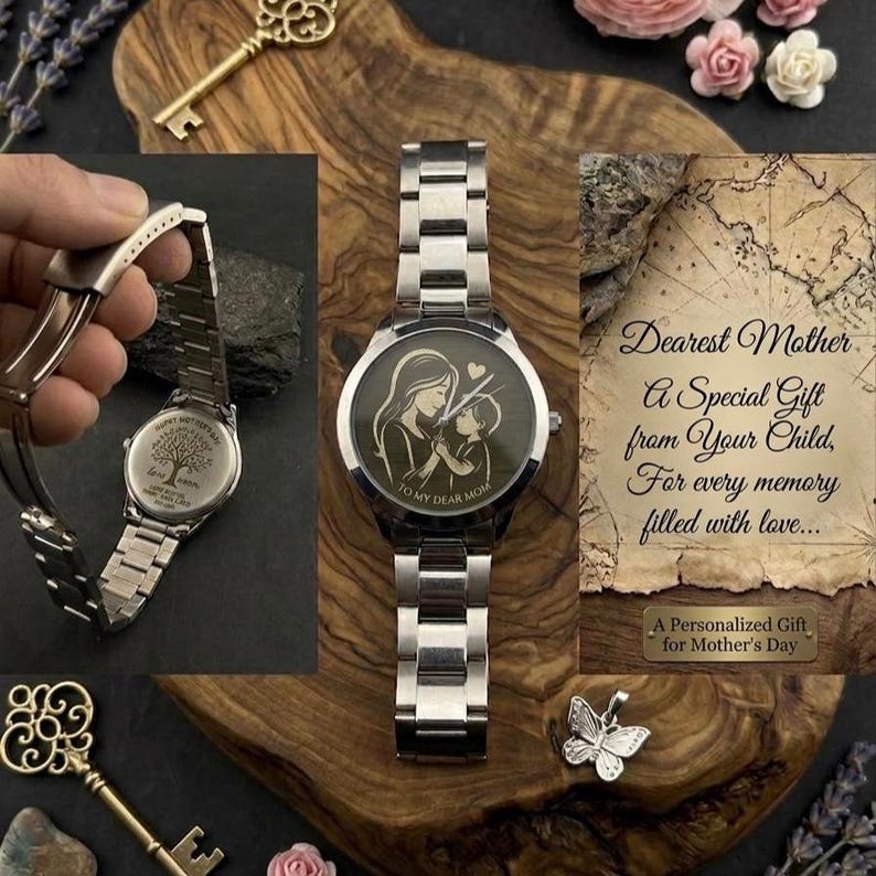 K&ouml;nnte beinhalten: Eine silberfarbene Armbanduhr mit einem Armband aus Edelstahl. Das Zifferblatt der Uhr zeigt ein eingraviertes Bild einer Mutter und eines Kindes. Die Uhr wird mit einer Karte pr&auml;sentiert, auf der steht: "Liebste Mutter, Ein besonderes Geschenk von Ihrem Kind, F&uuml;r jede Erinnerung voller Liebe..."