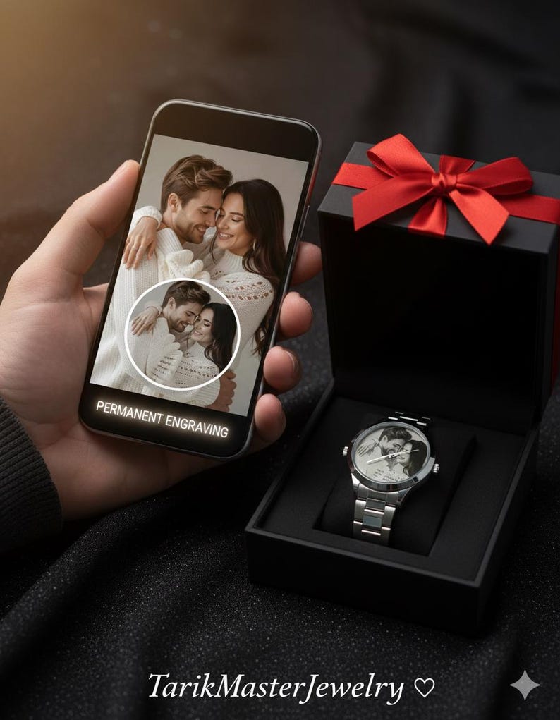 K&ouml;nnte beinhalten: Eine silberne Armbanduhr mit einem auf dem Zifferblatt eingravierten Foto, pr&auml;sentiert in einer schwarzen Geschenkbox mit roter Schleife. Ein Smartphone zeigt dasselbe Foto mit dem Text "PERMANENT ENGRAVING". Der Markenname "TarikMasterJewelry" ist sichtbar.