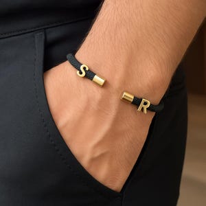 Pulsera con inicial personalizada para hombre: cordón de acero con letras plateadas o doradas. Regalo para pareja, papá o para el Día del Padre.