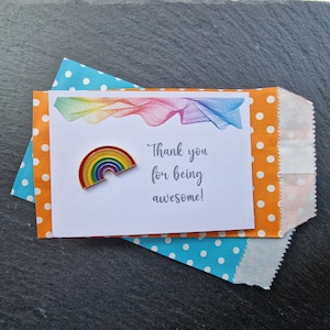 Broche insigne arc-en-ciel avec lecture de carte Merci d'être génial