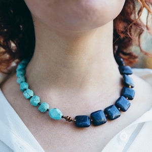 Handgefertigte Türkis und Lapis Lazuli Halskette: Boho Edelstein Perlen Kette