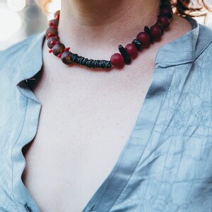 Ethno Kurze Statement Halskette, dunkelrote und braune Perlen, handgemacht mit afrikanischen Glasperlen, Urban Boho Style Choker, Erdtalisman