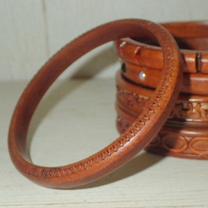 Hermosa pulsera de brazalete de madera hecha a mano