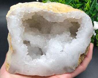 Moroccan Quartz Geode / Natural Quartz Geode Crystal
