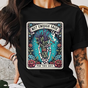 Pas assez de sauge pour cette merde T-shirt graphique de style vintage, chemise de carte de tarot squelette sarcastique, t-shirt drôle, humour de sorcière adulte