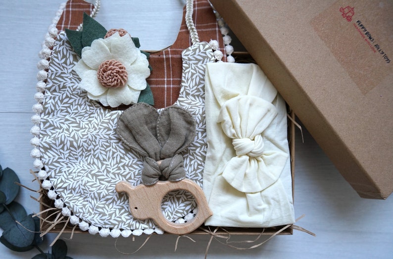 BABIES ONESIE, BIB AND HEADBAND PACK AN ITALIAN WELCOME main image 1