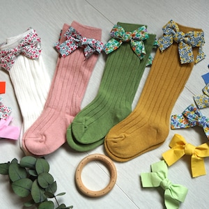 Kniesocken mit Schleife & passender Haarspange/Baby Mädchen Socken und Schleifen/Baby Mädchen Shower Geschenk/Neugeborene Mädchen Geschenk/Baby Mädchen Geschenke