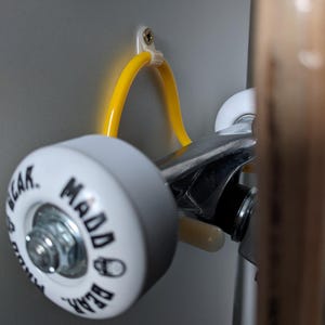 Handgefertigtes Skateboard Wandhalterung | Skateboard Halter & Display Rack | Platzsparende Skate-Aufbewahrung | Made in Großbritannien Skateboard Organizer Bild 1