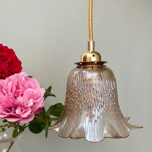 Lámpara vintage de tulipán en cristal ámbar y perlado.