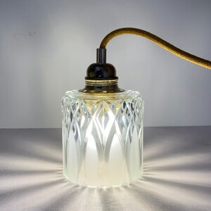 Lámpara vintage de tulipán en cristal mitad esmerilado, mitad transparente.