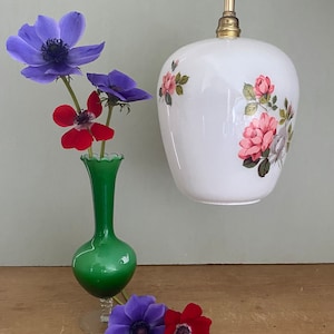 Lámpara colgante vintage de globo opalino blanco con diseños de rosas