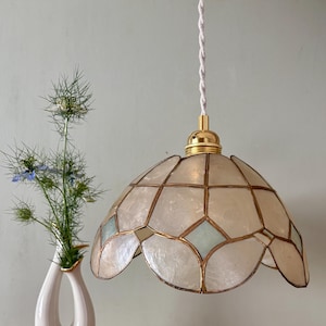 Pantalla colgante vintage de nácar blanco y azul y latón.