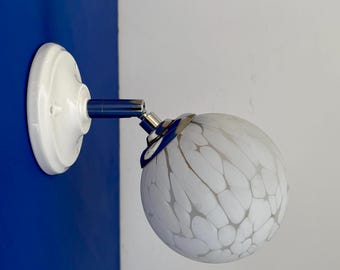 Applique vintage a forma di globo in vetro Clichy bianco