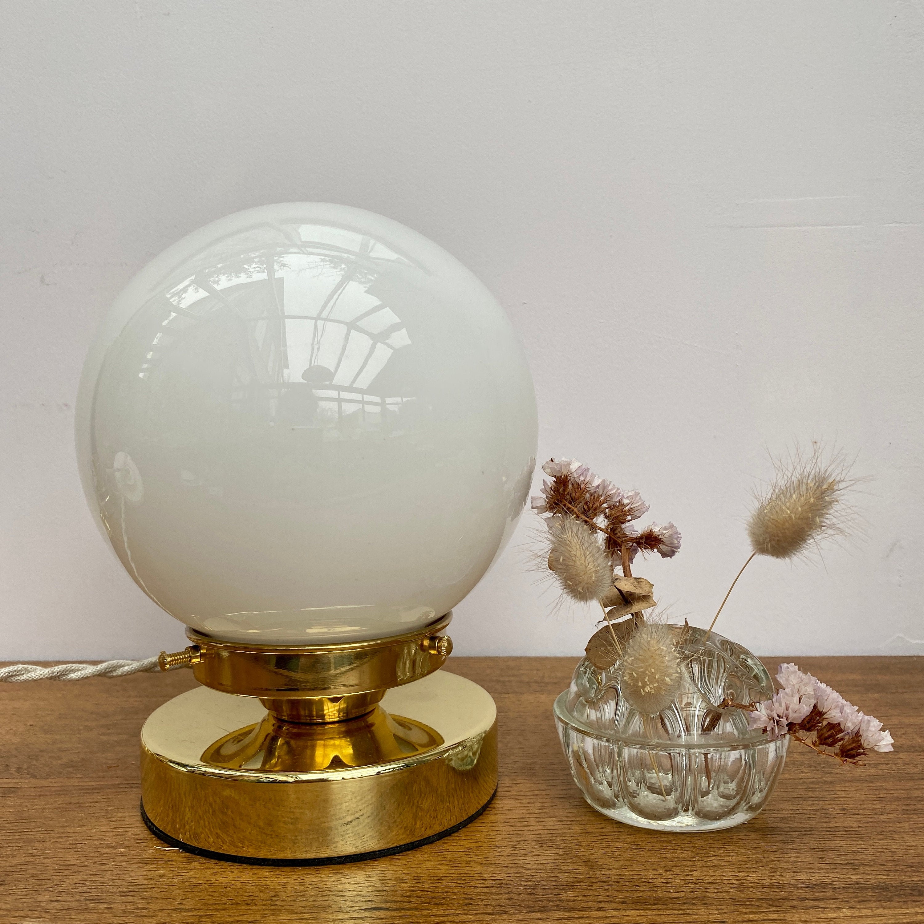 Lampe à Poser Globe Vintage en Opaline Blanche