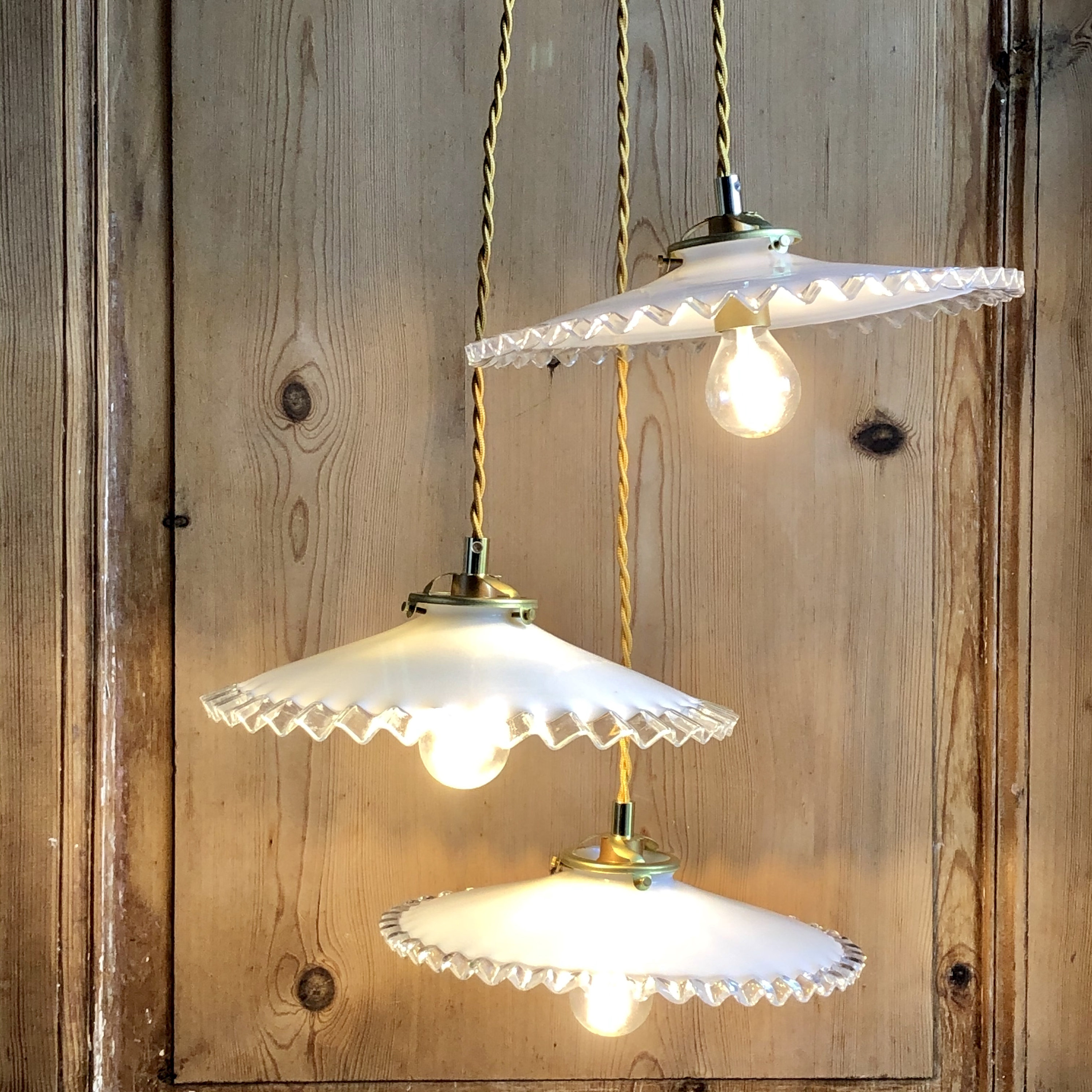 Ancienne applique en laiton et Abat-jour opaline