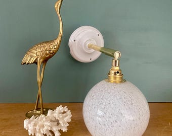 Applique vintage a forma di globo in vetro Clichy bianco