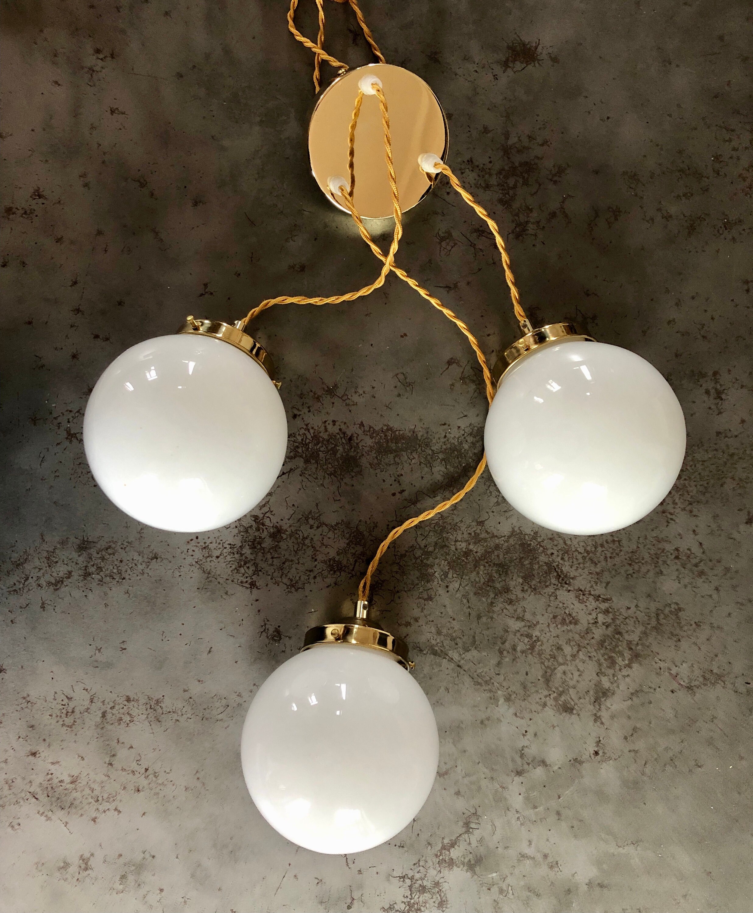 Suspension Cascade Trois Feux, Globes Vintage en Opaline Blanche