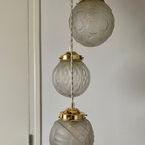 Lámpara colgante en cascada de vidrio esmerilado con tres globos Art Déco vintage