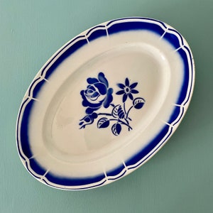 ヴィンテージの青い花柄の皿