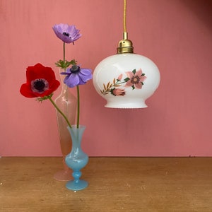 Lámpara colgante vintage de globo opalino blanco con diseño floral