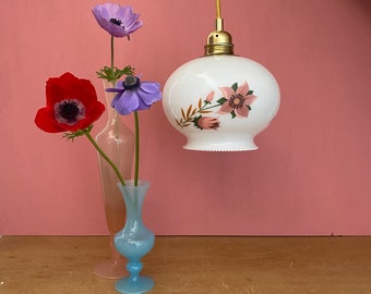 Vintage-Globus-Pendelleuchte im weißen Opalblüten-Design