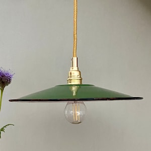Lámpara colgante vintage con pantalla de chapa esmaltada en verde
