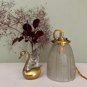 Lámpara vintage art déco de tulipán en vidrio esmerilado con decoraciones vegetales.