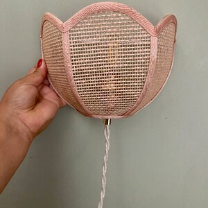 Lámpara de pared vintage en material natural rosa