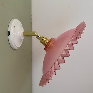 Lámpara de pared vintage con pantalla de plástico rosa