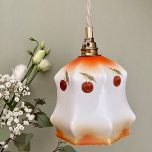 Lámpara de globo vintage en opalina blanca con diseños de cerezas