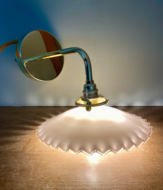 Elégante Applique murale Vintage en laiton et Opaline blanche