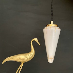 Lámpara colgante vintage estilo art déco con tulipas en opalina blanca y dorada.
