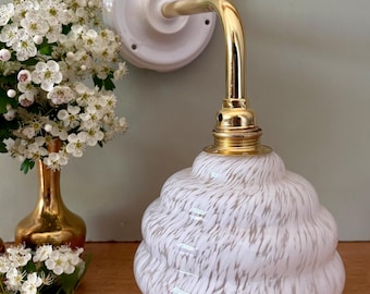 Applique vintage a forma di globo in vetro Clichy bianco